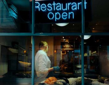 Η αόρατη αιμορραγία στο F&B: Πώς οι μικρές καθημερινές αστοχίες διαβρώνουν την κερδοφορία RESTAURANT-STAFF-OPEN