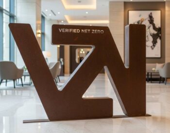 Τα Verified Net Zero Hotels επεκτείνονται από πιλοτική φάση σε πλήρες πρόγραμμα, με το Radisson Hotel Group να στοχεύει σε 100 έως το 2030 VNZ Hotels totem