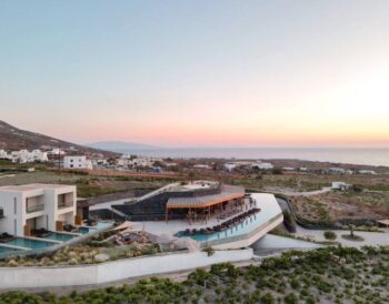 Magma Resort Santorini: Επανεισάγοντας μια σύγχρονη εκδοχή φιλοξενίας στο νησί Magma Sunset by Lila (1)