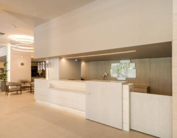 Το Holiday Inn Thessaloniki παρουσιάζει τα πλήρως ανακαινισμένα δωμάτια του 7ου και 8ου ορόφου Holiday Inn Lobby-10 (1)